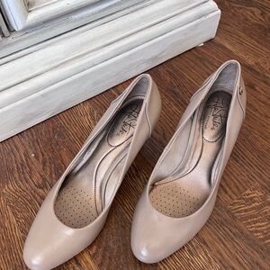 Life Stride Taupe Heels